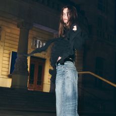 a model wearing H&M jeans and a black boho blouse